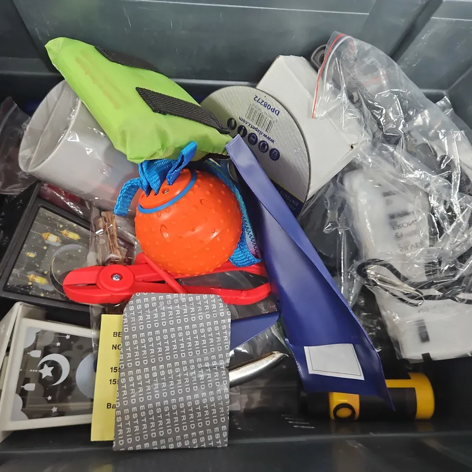 BOX OF ASSORTED HOME AND ACCESSORIES ITEMS TO INCLUDE - FOOD BAGS - PLUG SOCKET - LIGHTS 