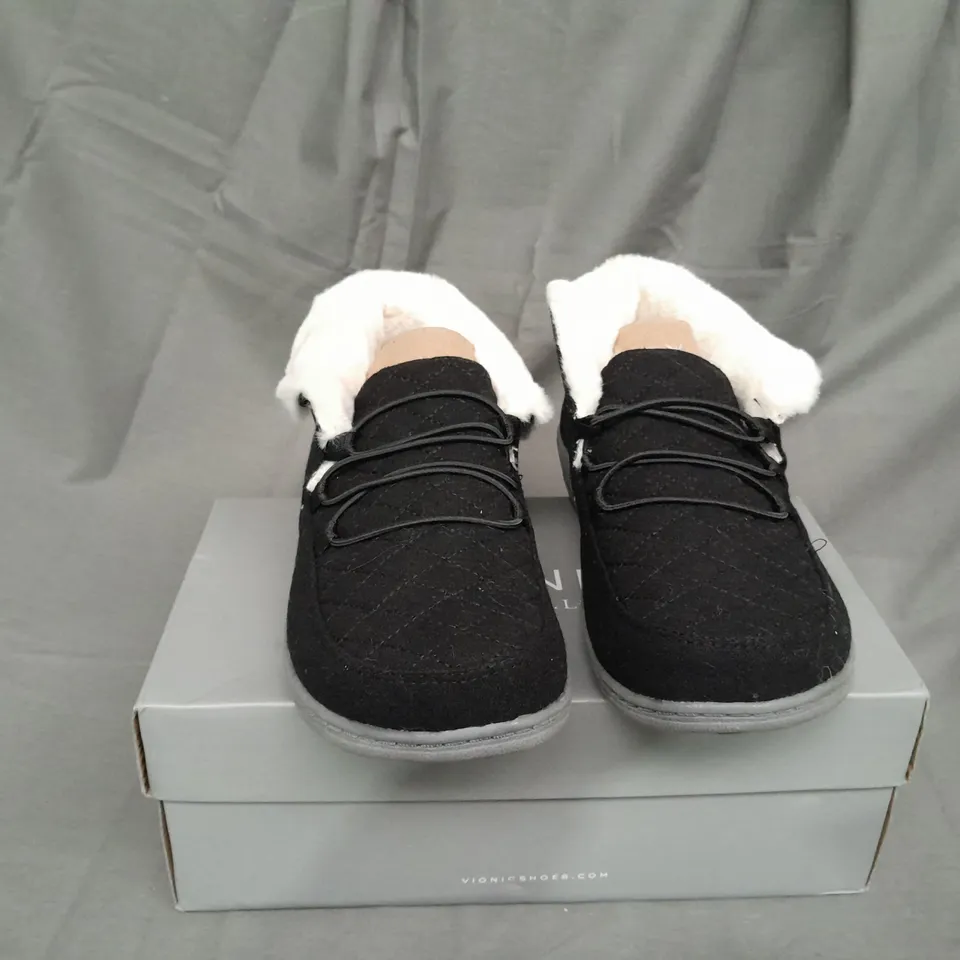 BOXED PAIR OF VIONIC BELIEVE SLIPPERS IN BLACK SIZE 5