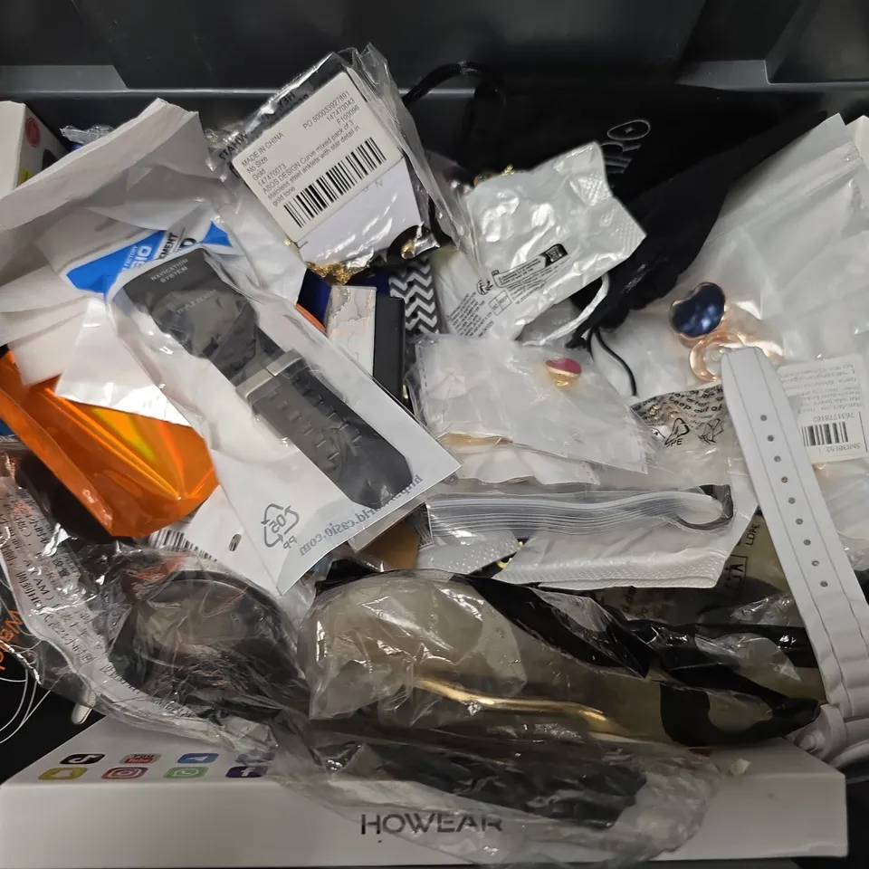APPROXIMATELY 20 ASSORTED JEWELLERY ITEMS TO INCLUDE - WATCH , BRACELET , NECKLACE ETC