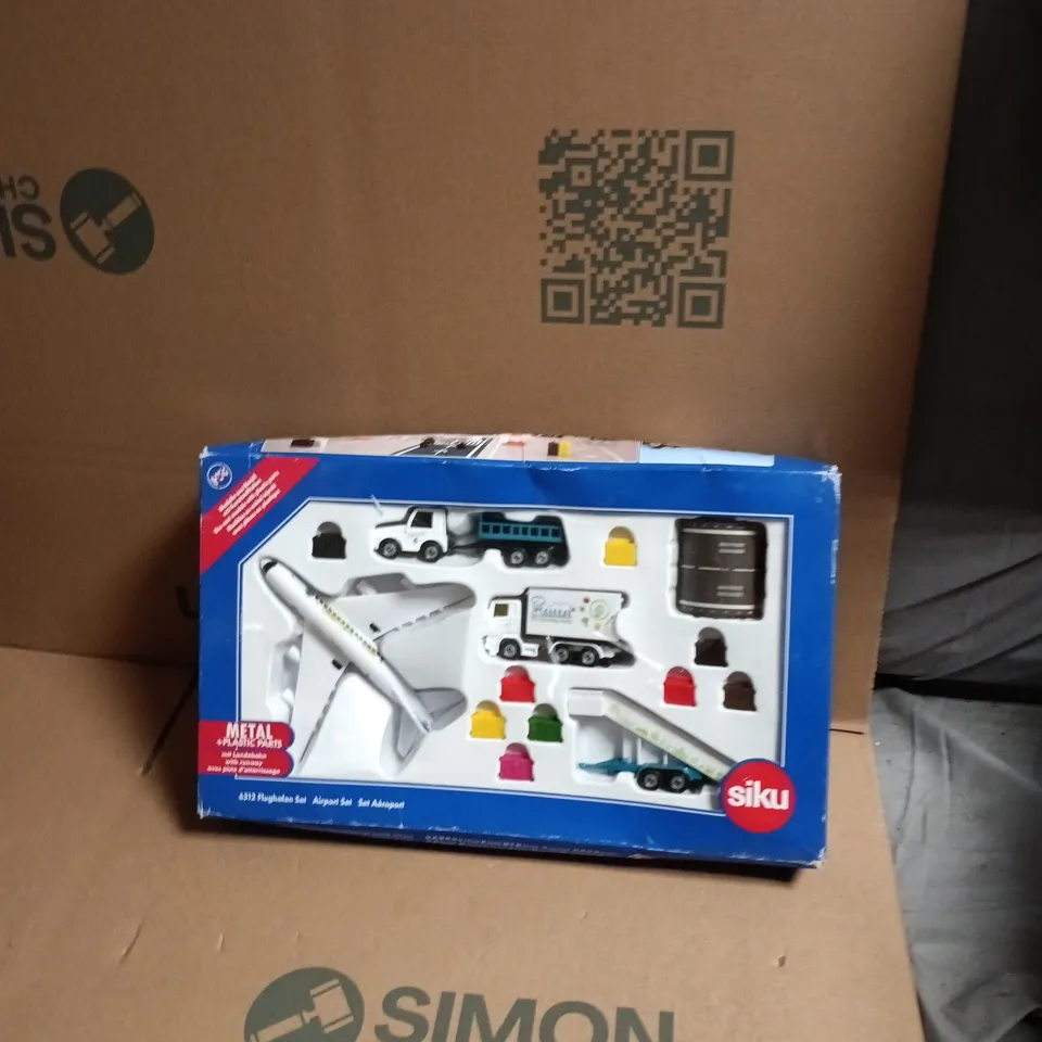 SIKU METAL AIRPORT SET – AEROPLANE AND AIRPORT VEHICLES, BOXED