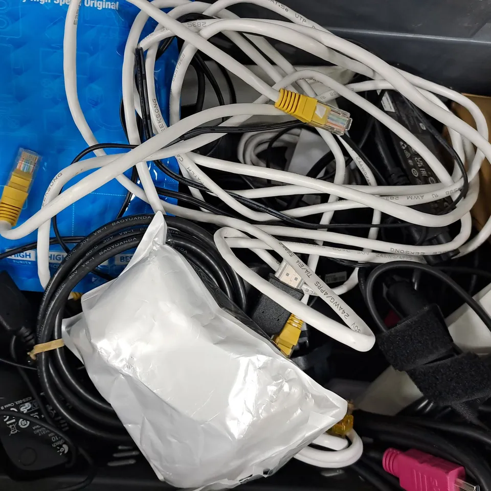 APPROXIMATELY 10 ASSORTED ELECTRICAL ITEMS TO INCLUDE REMOTES AND VARIOUS CABLES
