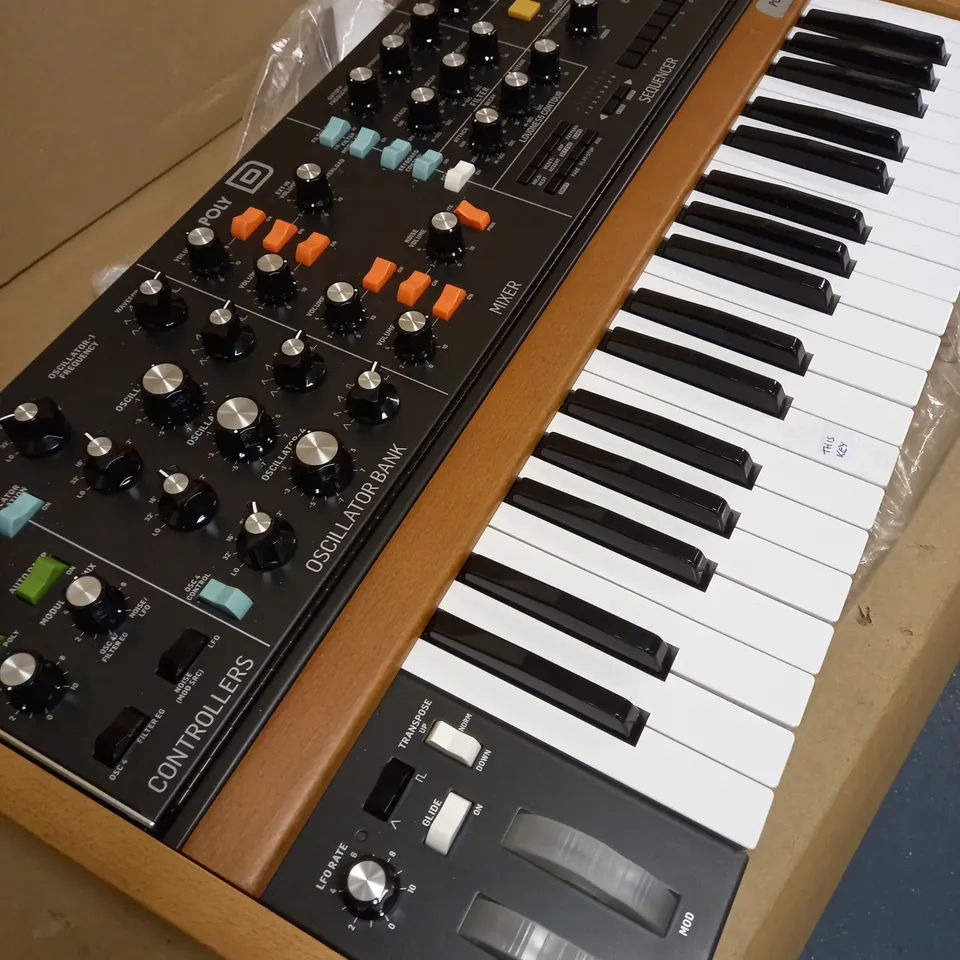 BEHRINGER POLY D ANALOG 4-VOICE POLYPHONIC SYNTHESIZER WITH 37 FULL-SIZE KEYS,
