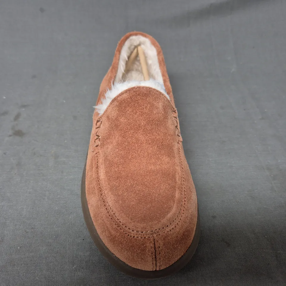 BOXED PAIR OF VIONIC SLIPPERS IN TOFFEE UK SIZE 6