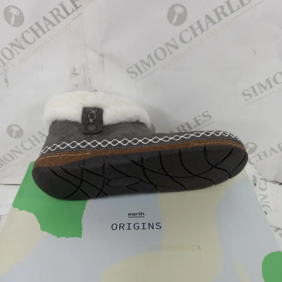 BOXED PAIR OF EARTH ORIGINS EMMALYN UK 5 GREY BRICK BOOTS