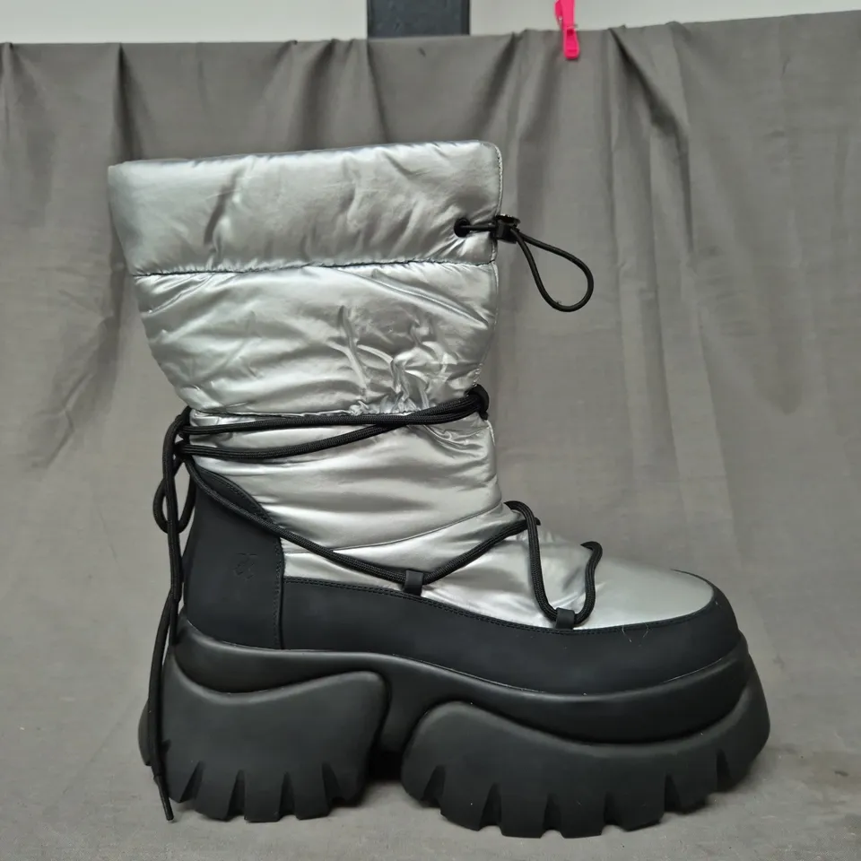 BOXED PAIR OF KOI A GLASS MIRAGE SNOW BOOTS IN STEEL UK SIZE 9