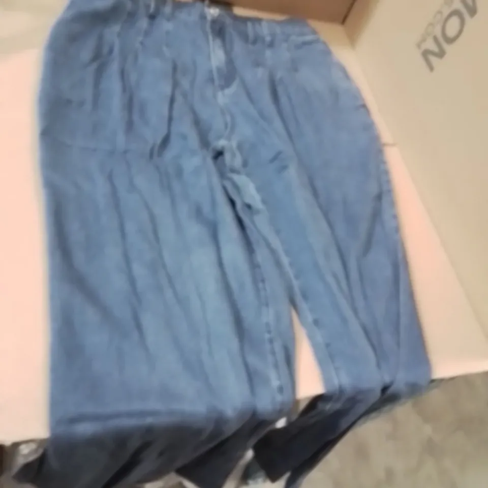 BOXED BRAND NEW APPROXIMATELY 12 SIMPLY BE MID BLUE PLEAT DETAIL JEANS SIZE 18R