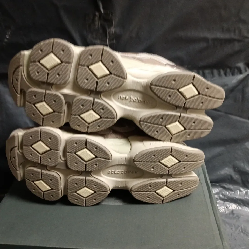 BOXED PAIR NEW BALANCE LIFESTYLE TRAINERS IN BEIGE - UK 7.5