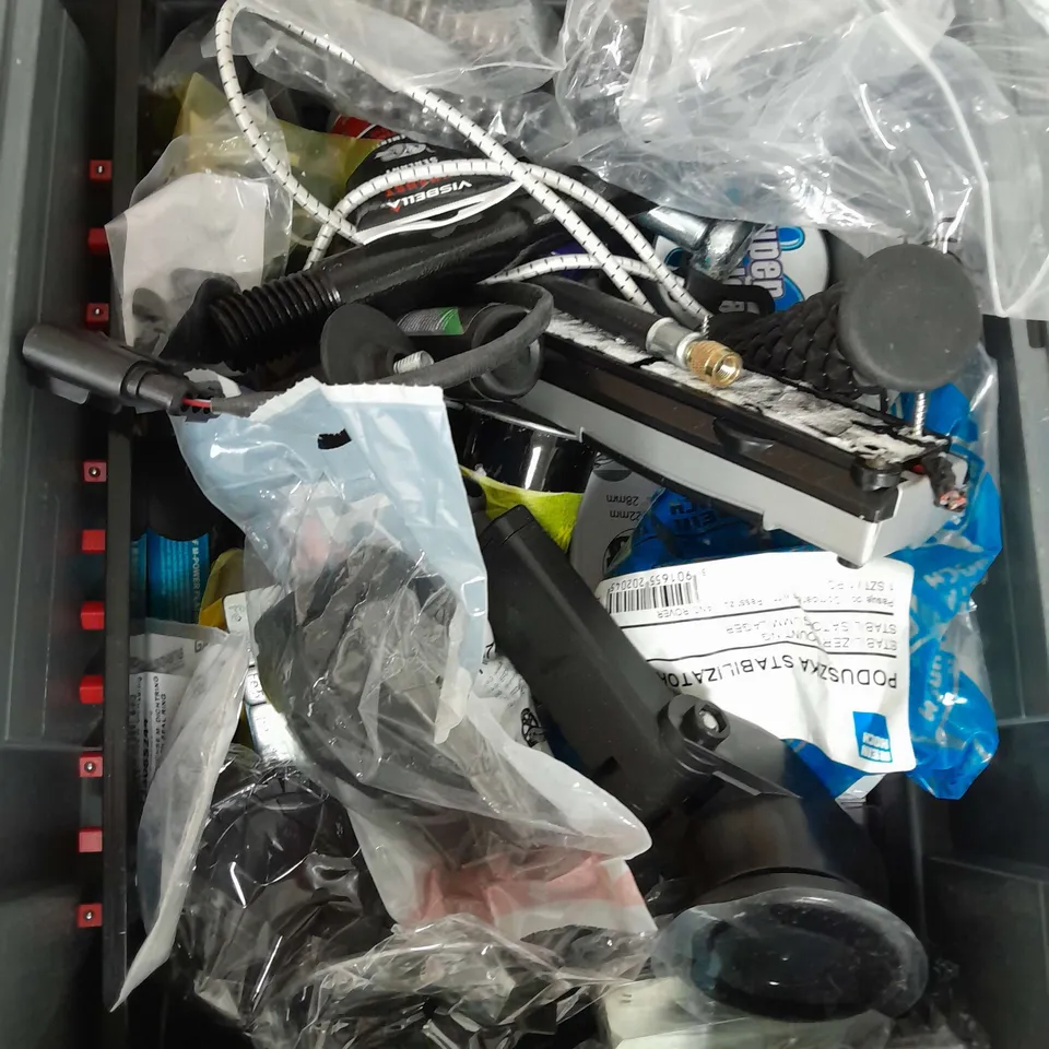 BOX OF ASSORTED CAR ITEMS TO INCLUDE GODSON TREAD GAUGE - CYCLE CHAIN WEAR INDICATOR - PAINT REPAIR / COLLECTION ONLY 