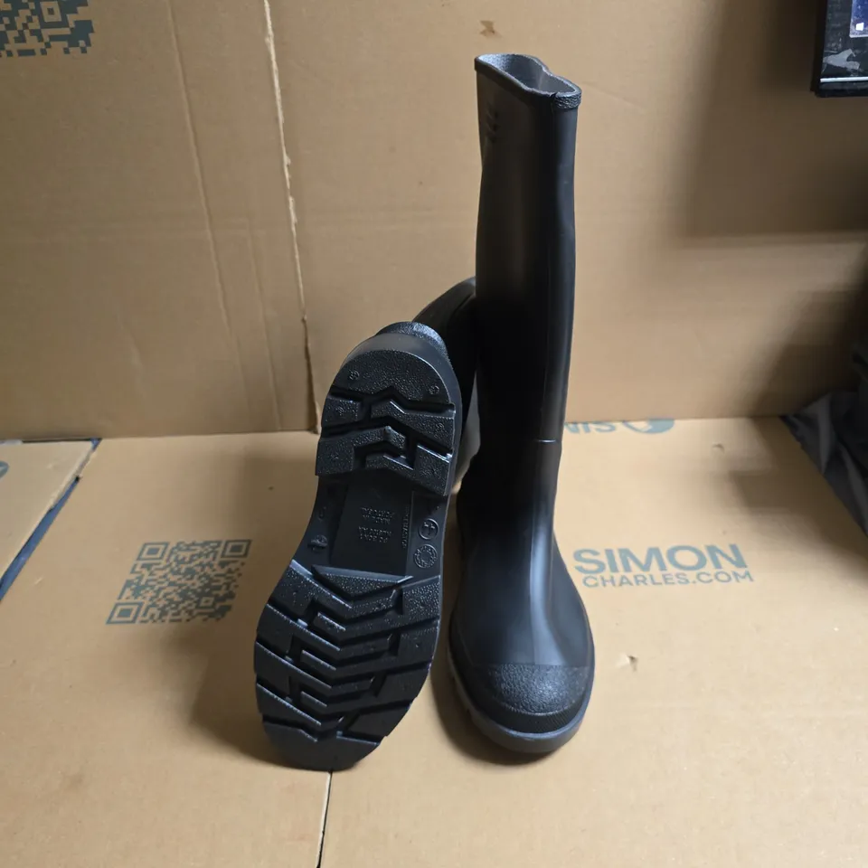 DUNLOP RUBBER WELLINGTON BOOTS – BLACK, KNEE-HIGH - UK SIZE 10