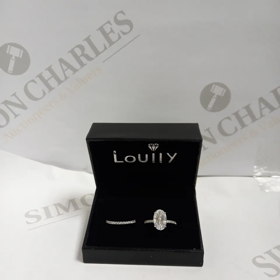 LOT TO CONTAIN A SET OF 2 LOULLY RINGS 