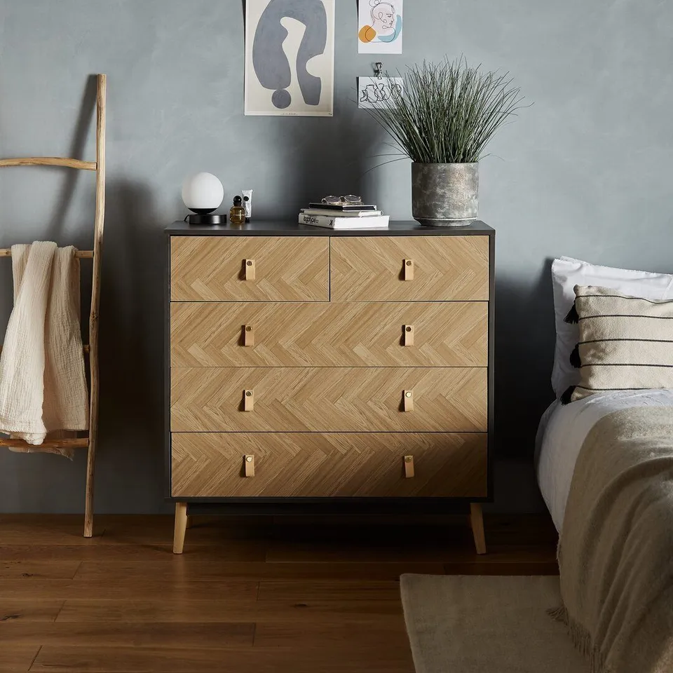 BOXED FRATESSA 5-DRAWER CHEST OF DRAWERS (1 BOX)