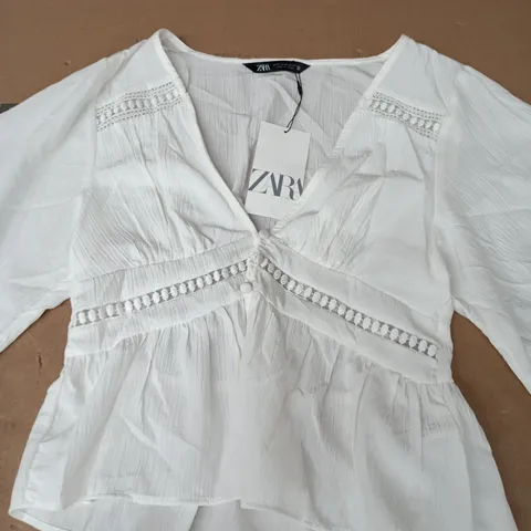 ZARA WHITE BLOUSE WITH LACE DETAILING – SIZE M