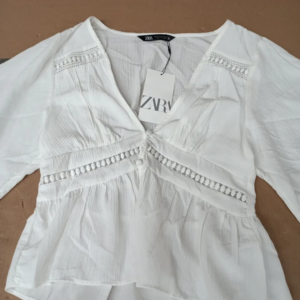 ZARA WHITE BLOUSE WITH LACE DETAILING – SIZE M