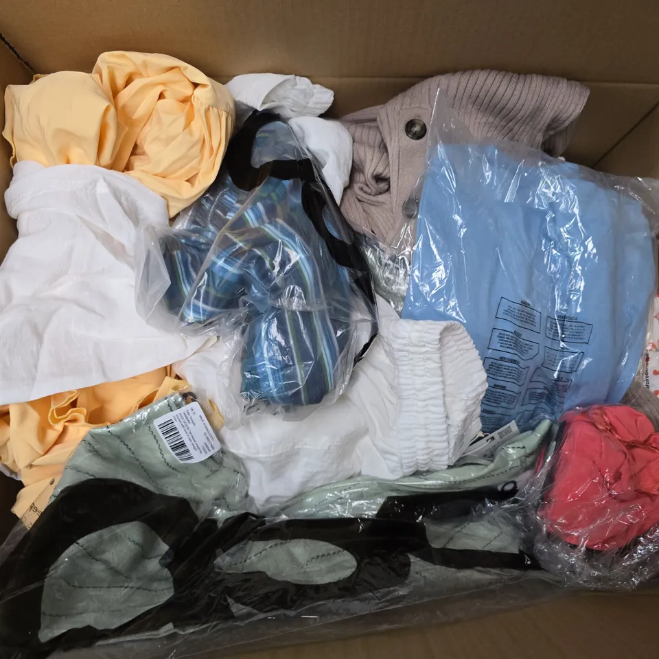 APPROXIMATELY 35 ASSORTED CLOTHING ITEMS IN VARIOUS SIZES, STYLES & COLOURS TO INCLUDE T-SHIRTS, TROUSERS, TOPS, ETC - COLLECTION ONLY