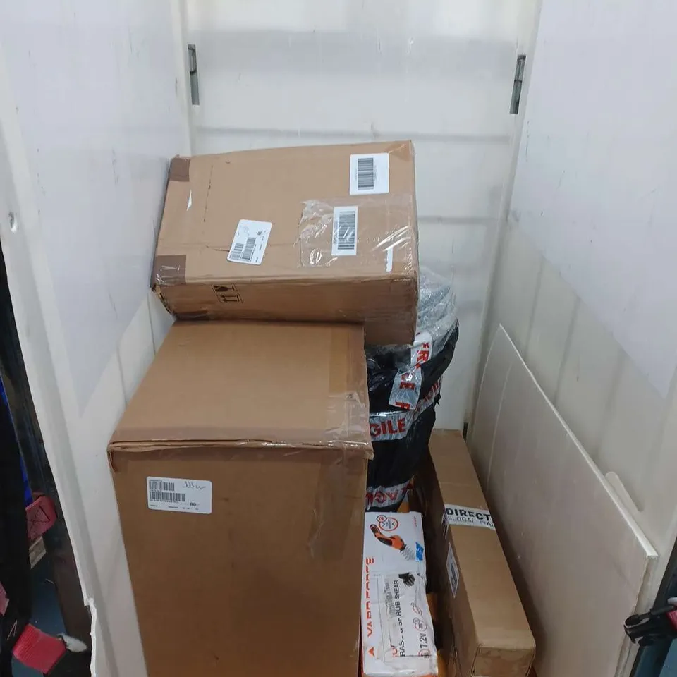 LOT OF 5 HOUSEHOLD ITEMS TO INCLUDE GARDEN SHEARS AND GARDENING TOOLS