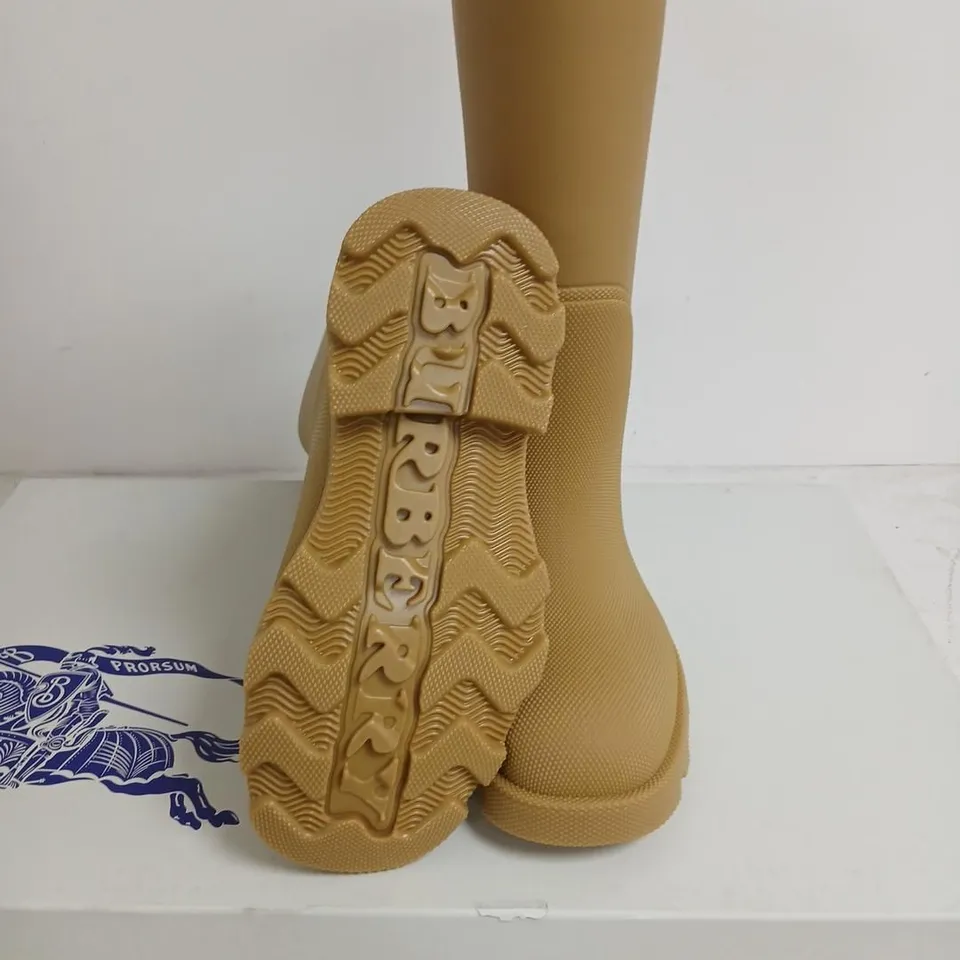 BURBERRY RUBBER KNEE-HIGH BOOTS – WOMEN’S TAN, EU 38 (UK 5)