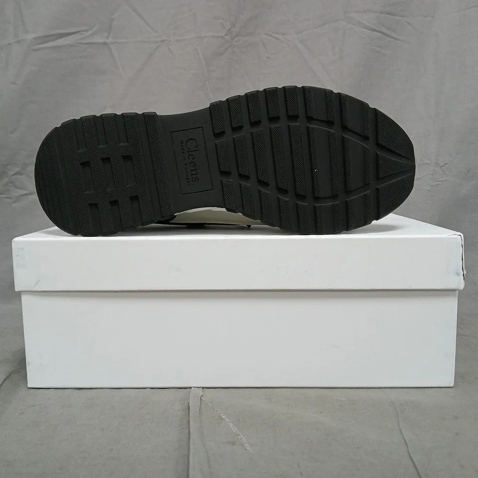 BOXED PAIR OF CLEENS ESSENTIAL RUNNER TRAINERS IN VIPER BLACK/WHITE SIZE UK 9