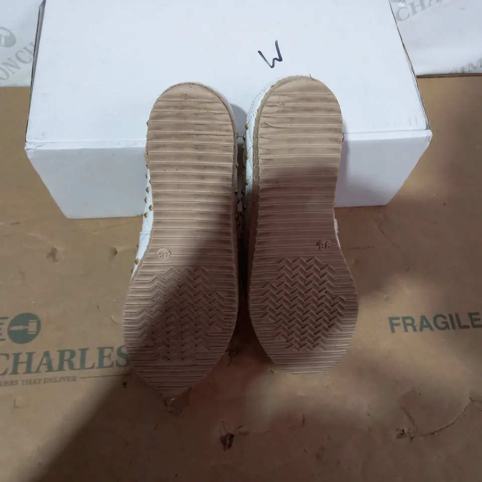 BOXED PAIR OF MODA IN PELLE SHOES - SIZE 38