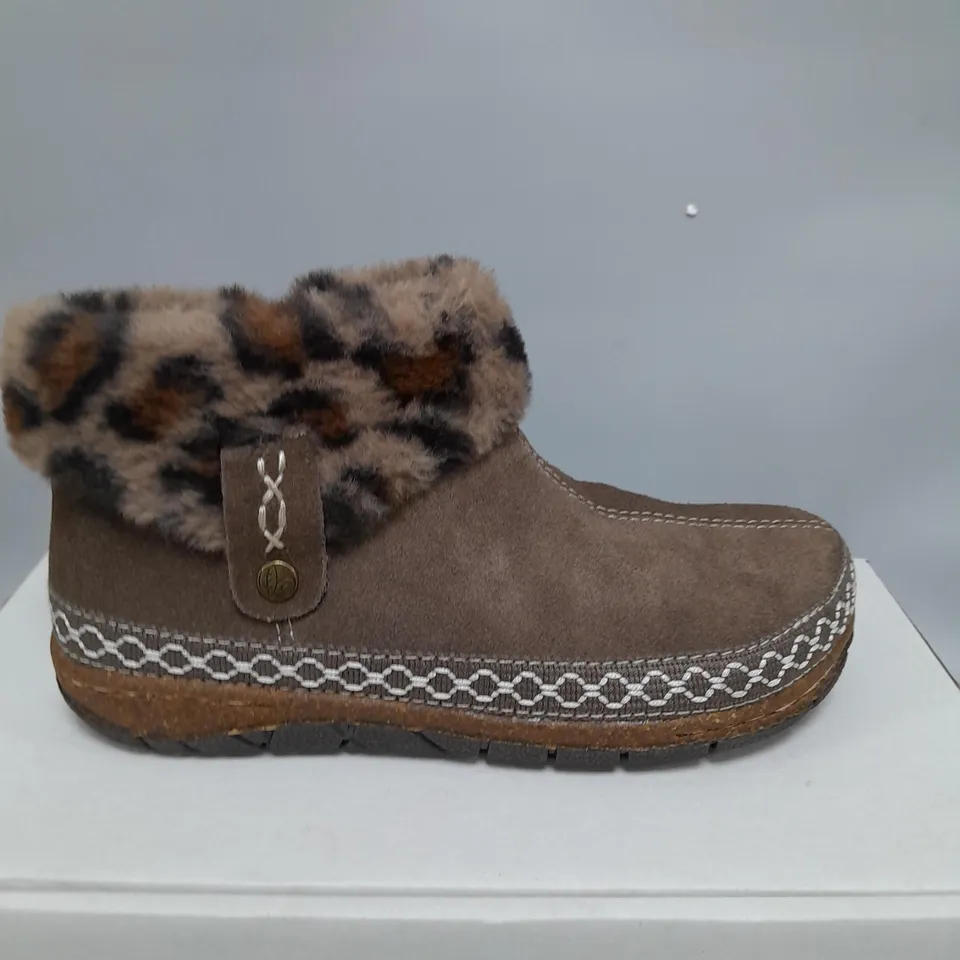 BOXED PAIR OF EARTH ORIGINS EMMALYN SUEDE BOOTIES IN CHOCOLATE SIZE 5