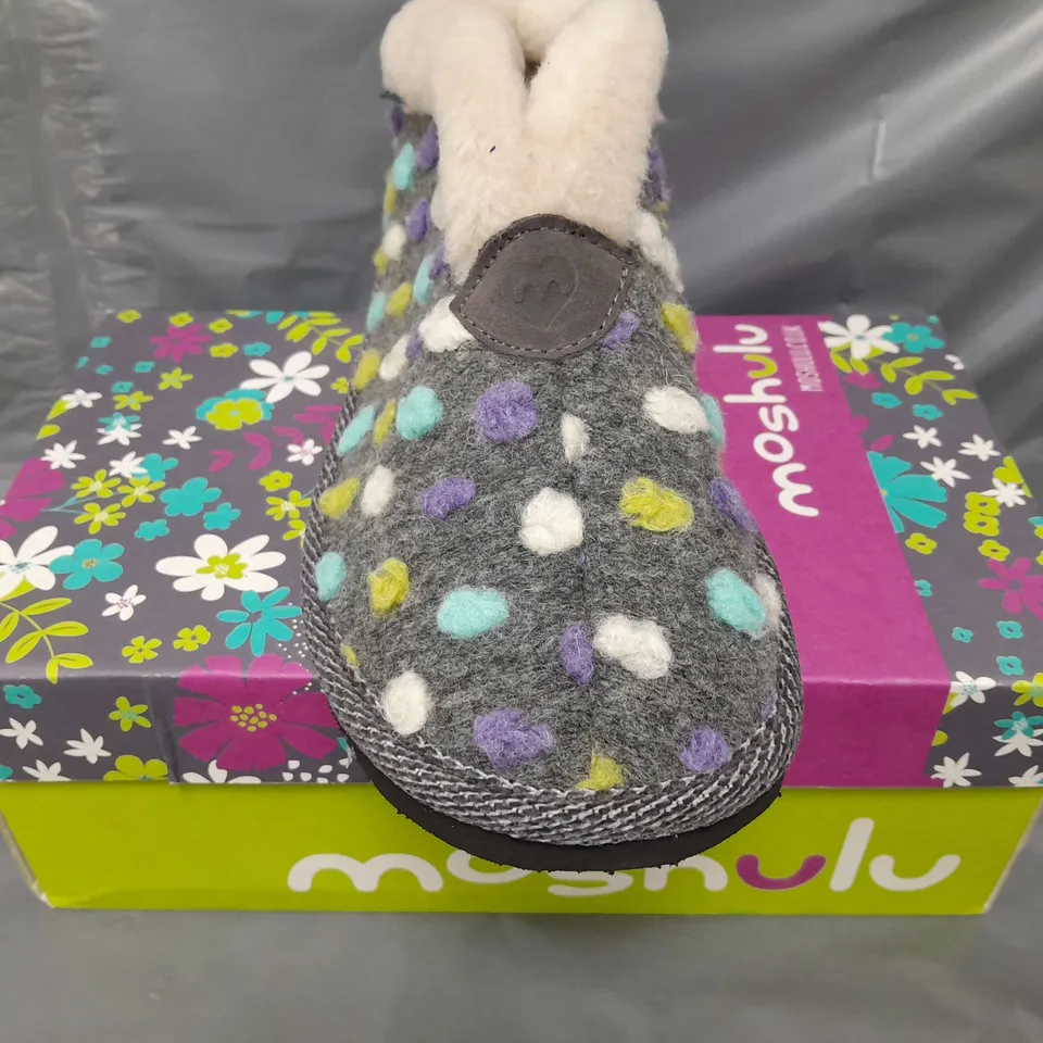 BOXED PAIR OF MOSHULU SLIPPERS IN MUTICOLOUR SIZE 7