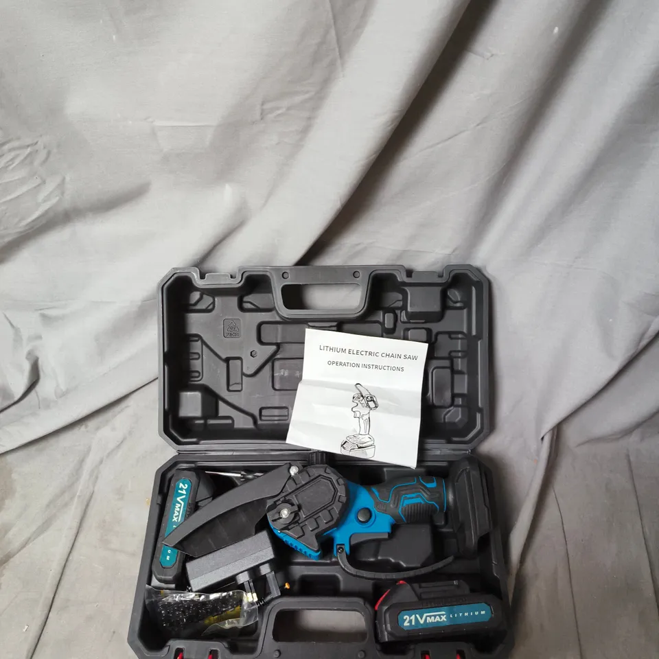 CORDLESS LITHIUM ELECTRIC CHAINSAW – 21V MAX, IN CARRY CASE WITH BATTERY