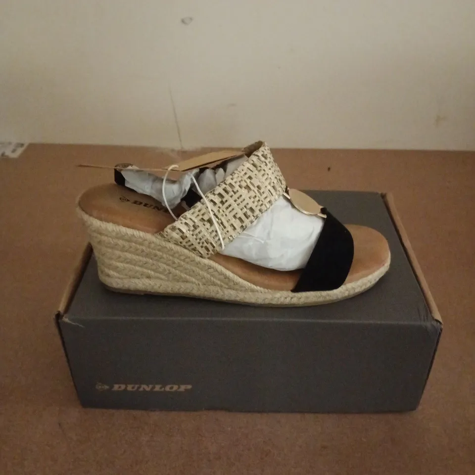 BOXED PAIR OF DUNLOP GIANA SANDALS IN BEIGE/BLACK - UK 6