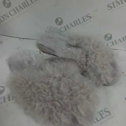 EMU AUSTRALIA CURLY SLIPPERS - SIZE 6