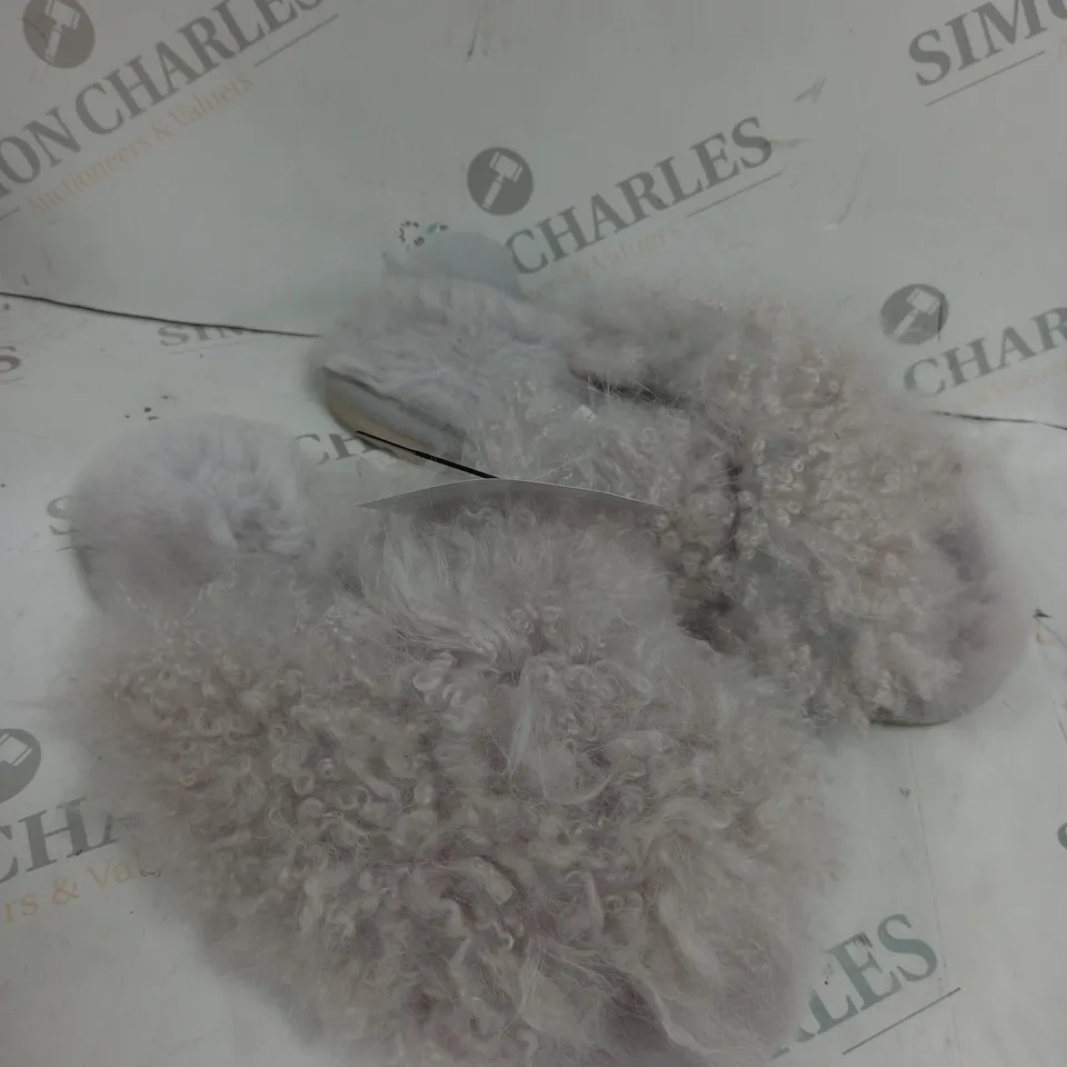 EMU AUSTRALIA CURLY SLIPPERS - SIZE 6