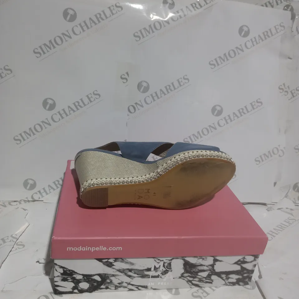 PAIR OF MODA IN PELLE PERIAR WEDGE LIGHT BLUE SUEDE SANDAL UK SIZE 7