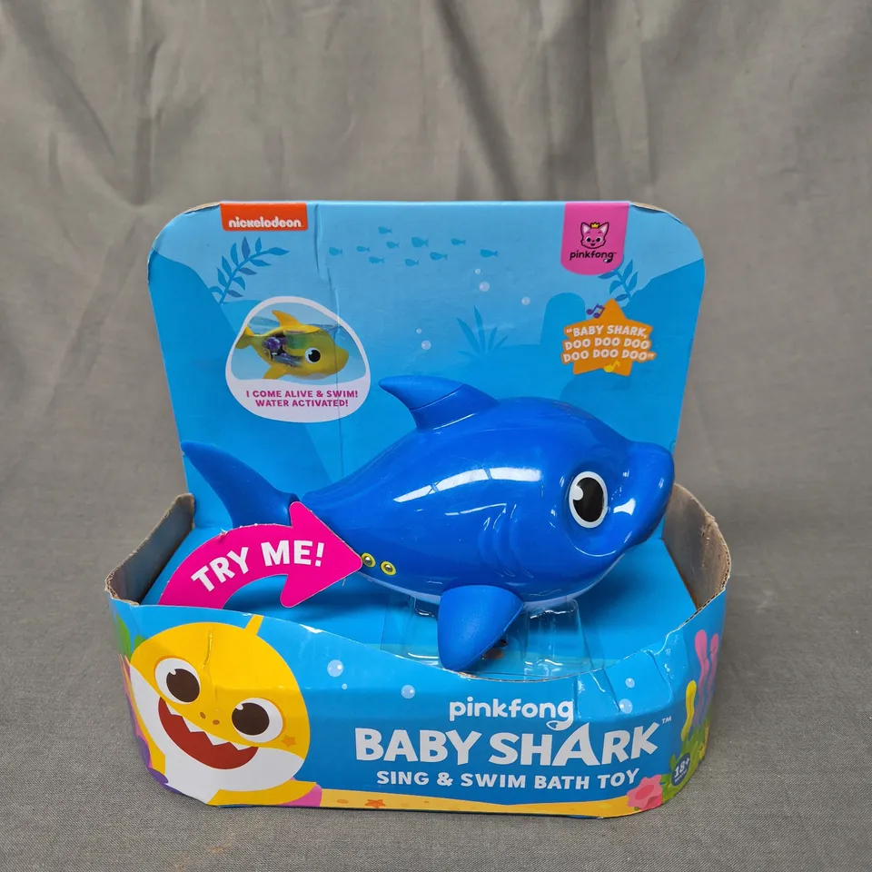 PINKFONG BABY SHARK SING AND SWIN BATH TOY