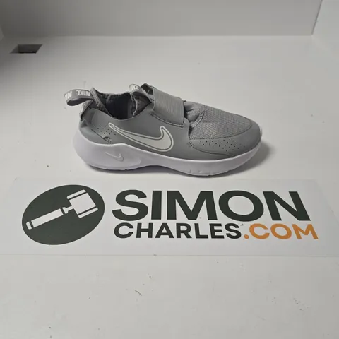 UNBOXED PAIR OF NIKE FLEX RUNNER 3 KIDS TRAINERS IN GREY - UK 5