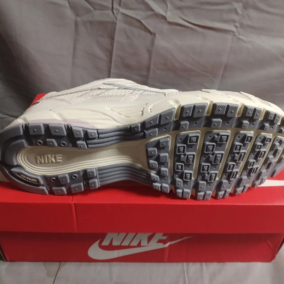 BOXED PAIR OF NIKE P-6000 TRAINERS - UK SIZE 9 
