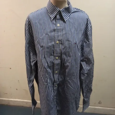 TOIMMY HILFIGER MENS BUTTON UP LONG SLEEVE STRIPED SHIRT, NAVY/WHITE, XL