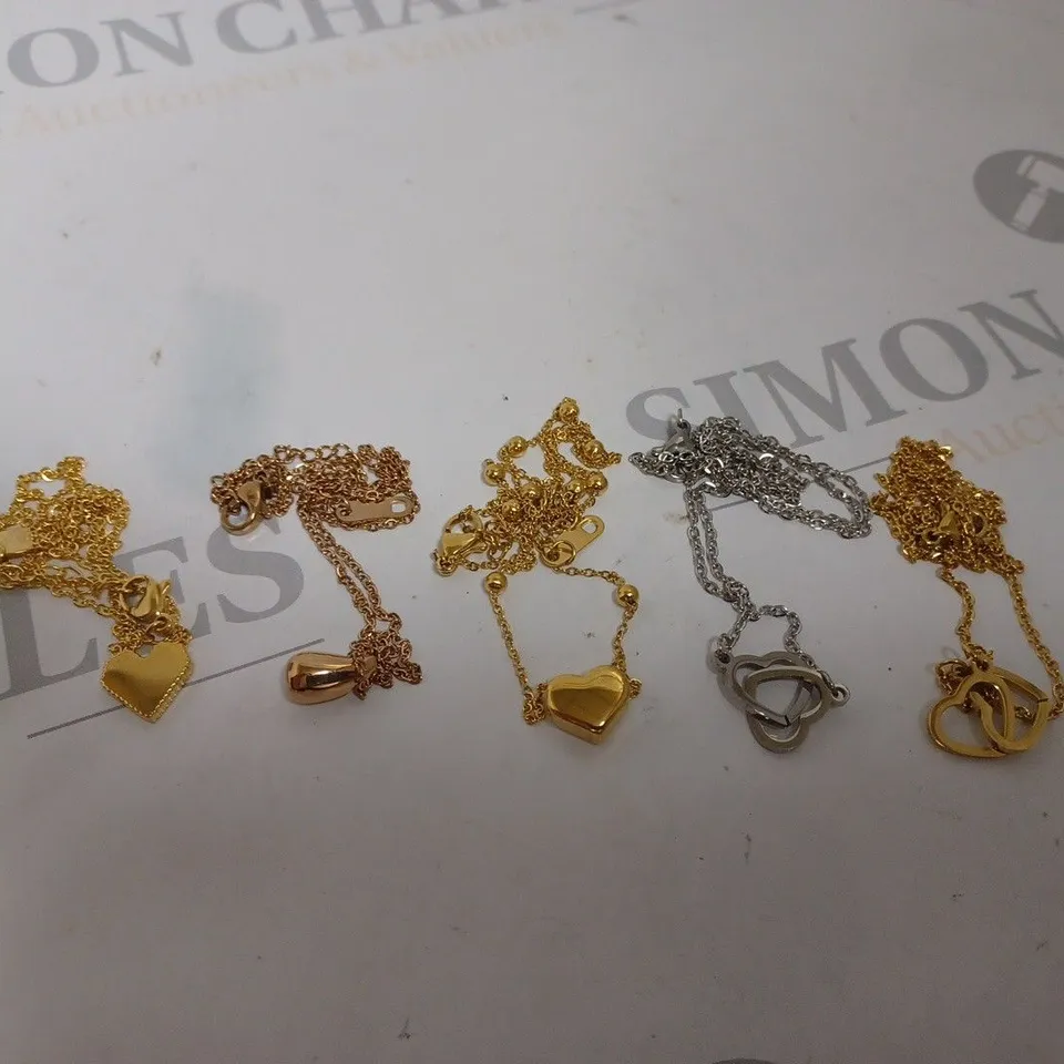 APPROXIMATELY 20 ASSORTED NECKLACES IN VARIOUS DESIGNS