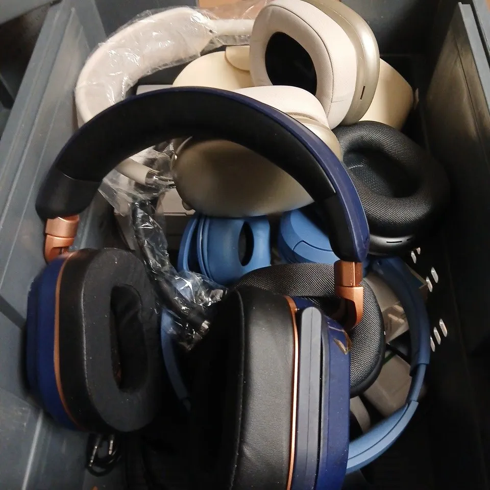 APPROXIMATELY 7 ASSORTED WIRED & WIRELESS HEADPHONES IN VARIOUS BRANDS 