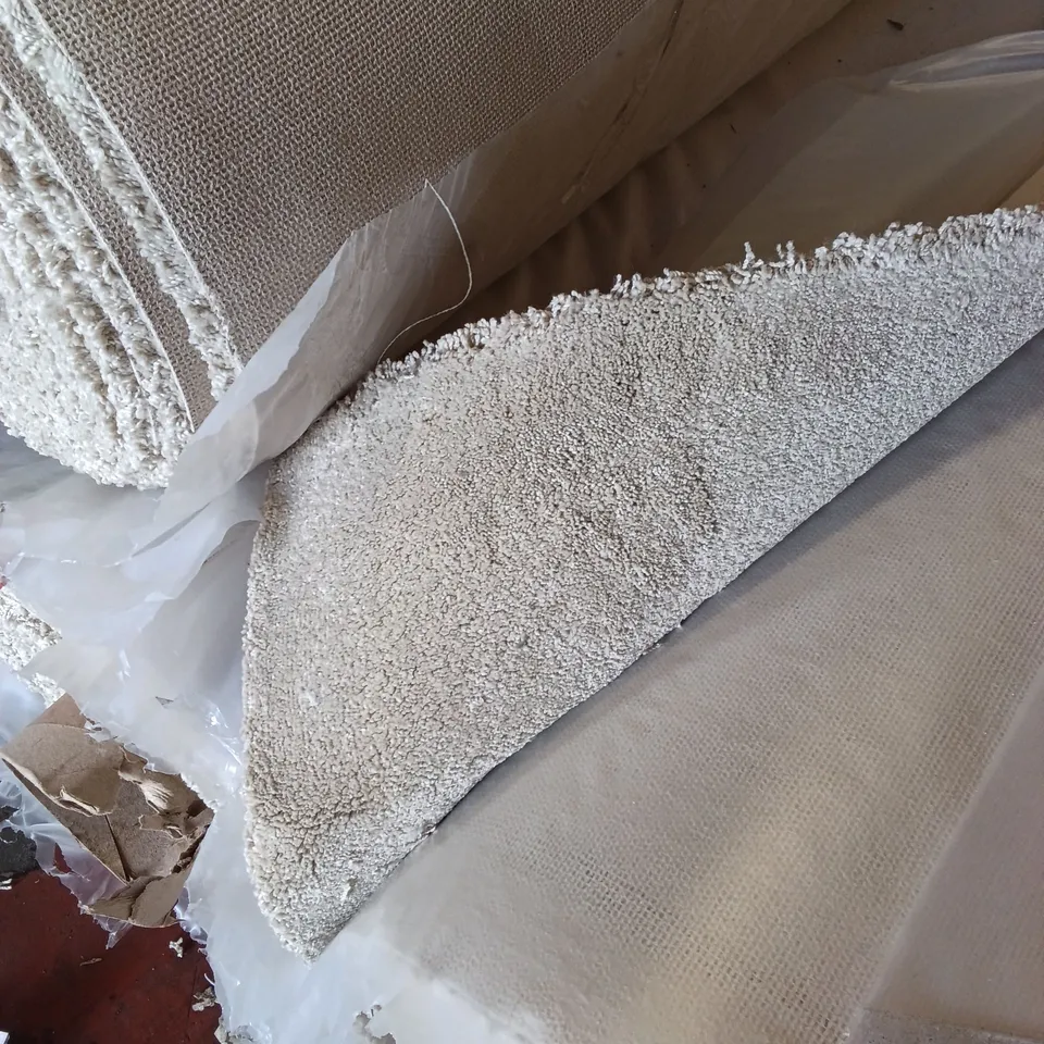 ROLL OF QUALITY FIRST IMPRESSIONS PATIENT CARPET // APPROX SIZE: 11.05 X 4.00M