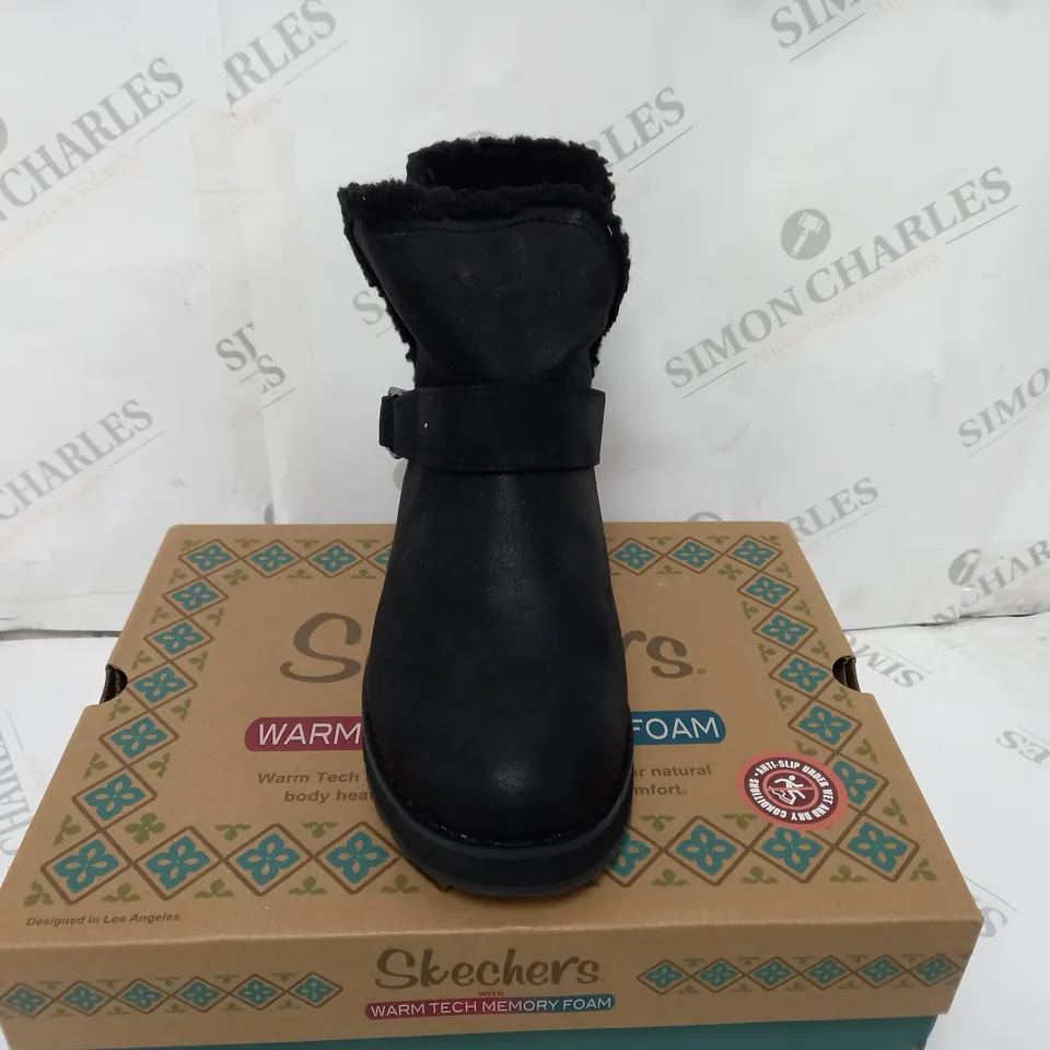 BOXED PAIR OF SKECHERS CABIN FEELS BOOTS BLACK SIZE 4