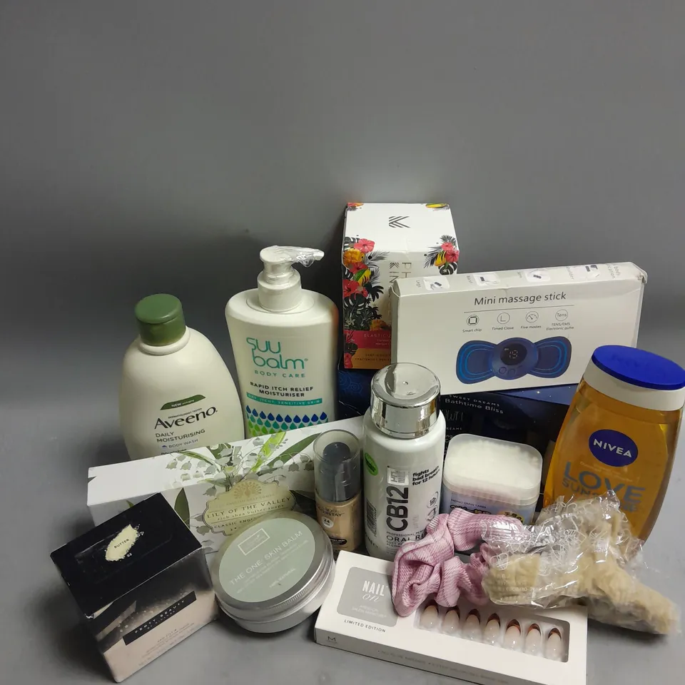 BOX OF APPROXIMATELY 15 COSMETIC ITEMS TO INCLUDE - FENTY BEAUTY SETTING POWDER - THE ONE SKIN BALM - AVEENO BODY WASH ETC 