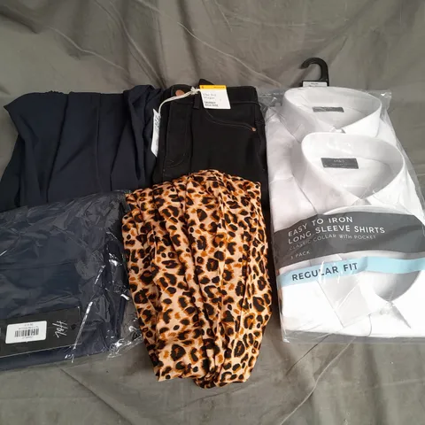 APPROXIMATELY 20 ASSORTED CLOTHING ITEMS IN VARIOUS SIZES AND STYLES TO INCLUDE - SHIRTS, LEGGINGS, JEANS, ETC