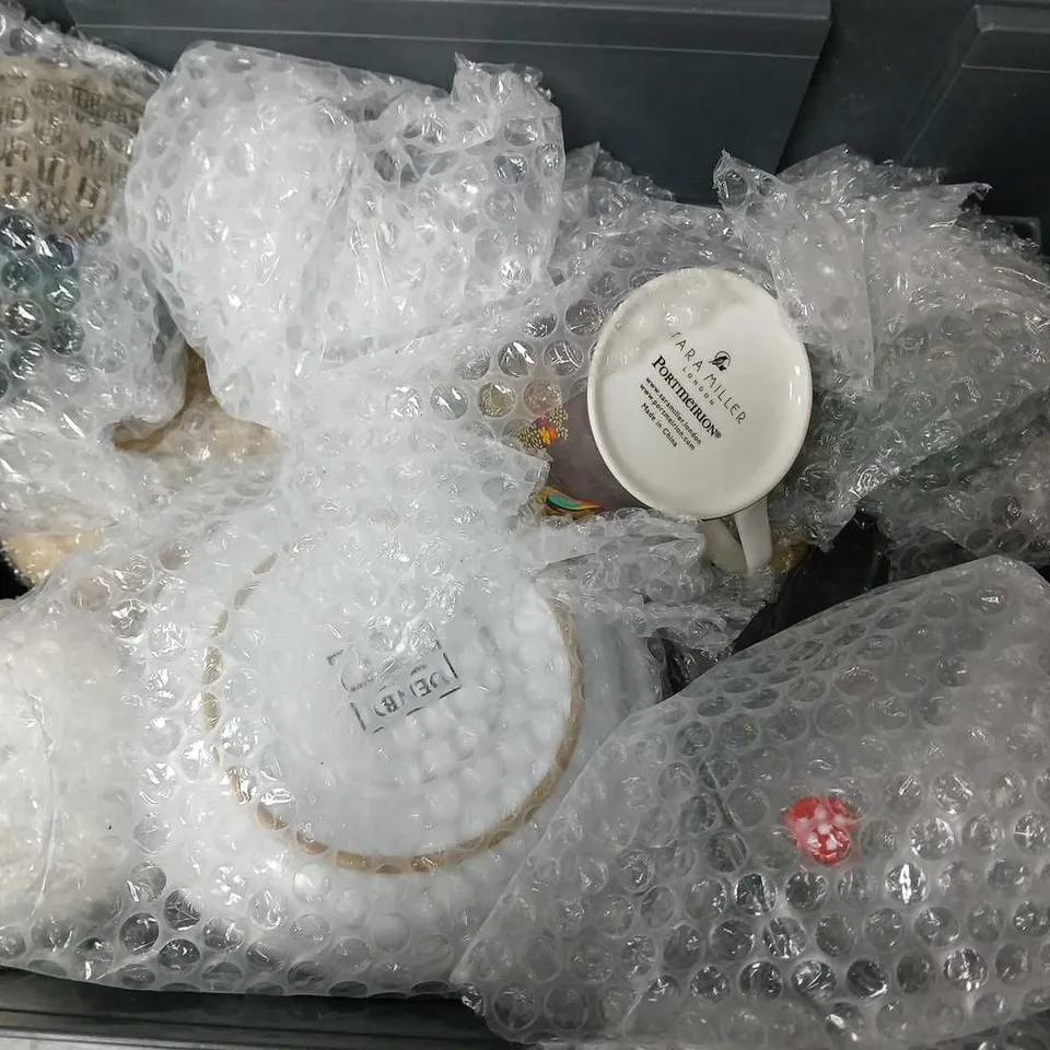 APPROXIMATELY 10 ASSORTED FRAGILE HOUSEHOLD ITEMS TO INCLUDE SMALL PLATES, MUGS, GLASSES, ETC - COLLECTION ONLY