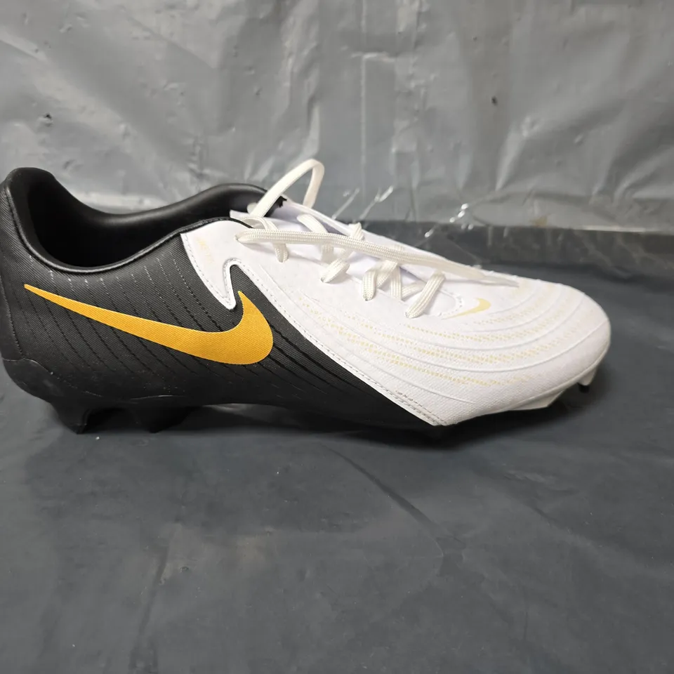 NIKE PHANTOMS FOOTBALL SHOES - BLACK AND WHITE - SIZE 8.5