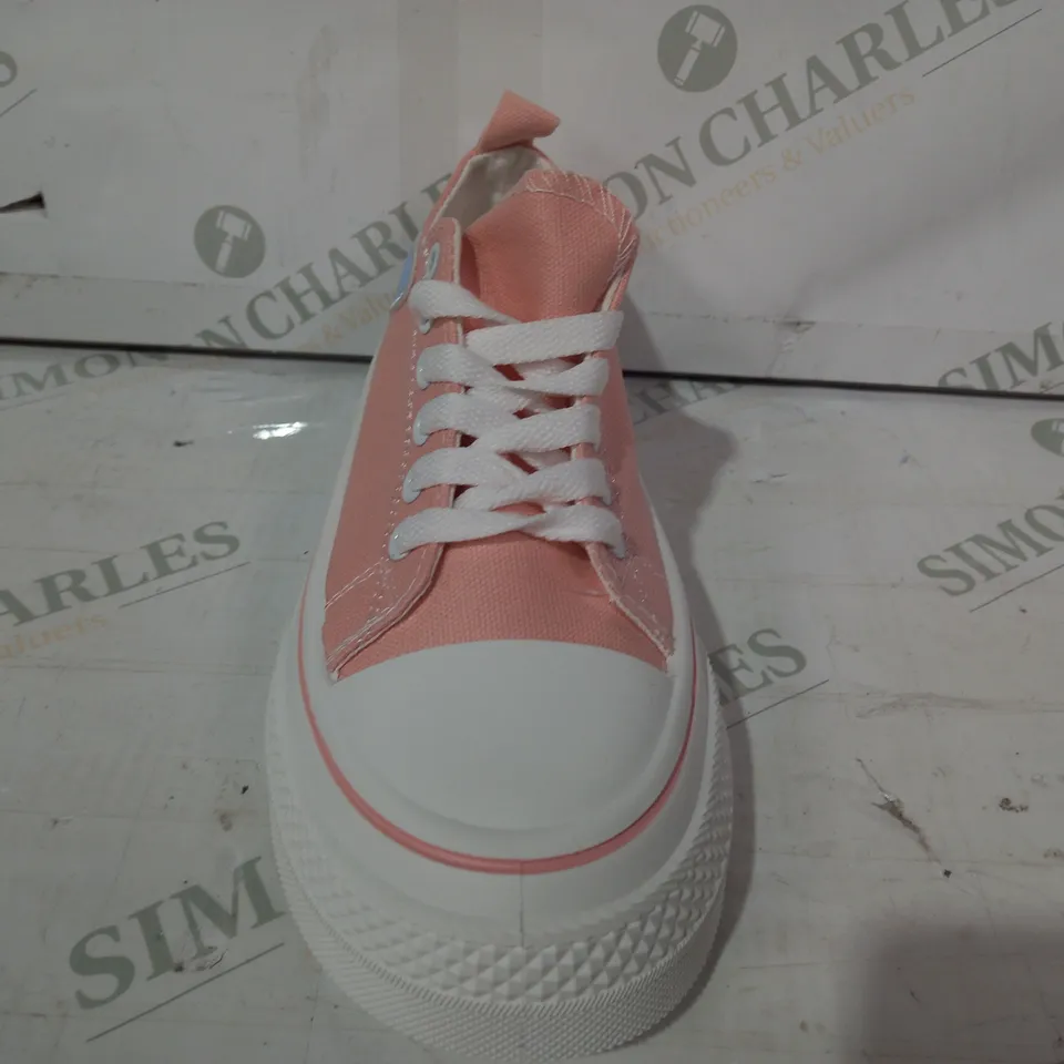 PAIR OF DESIGNER TRAINERS IN PINK W. BLUE HEART EU SIZE 36