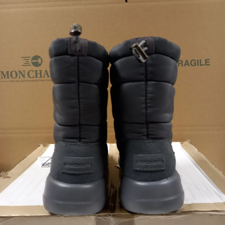 BOXED SKECHERS ON THE GO JOY PUFFER UPPER MID HEIGHT BOOT CHARCOAL SIZE 4.5