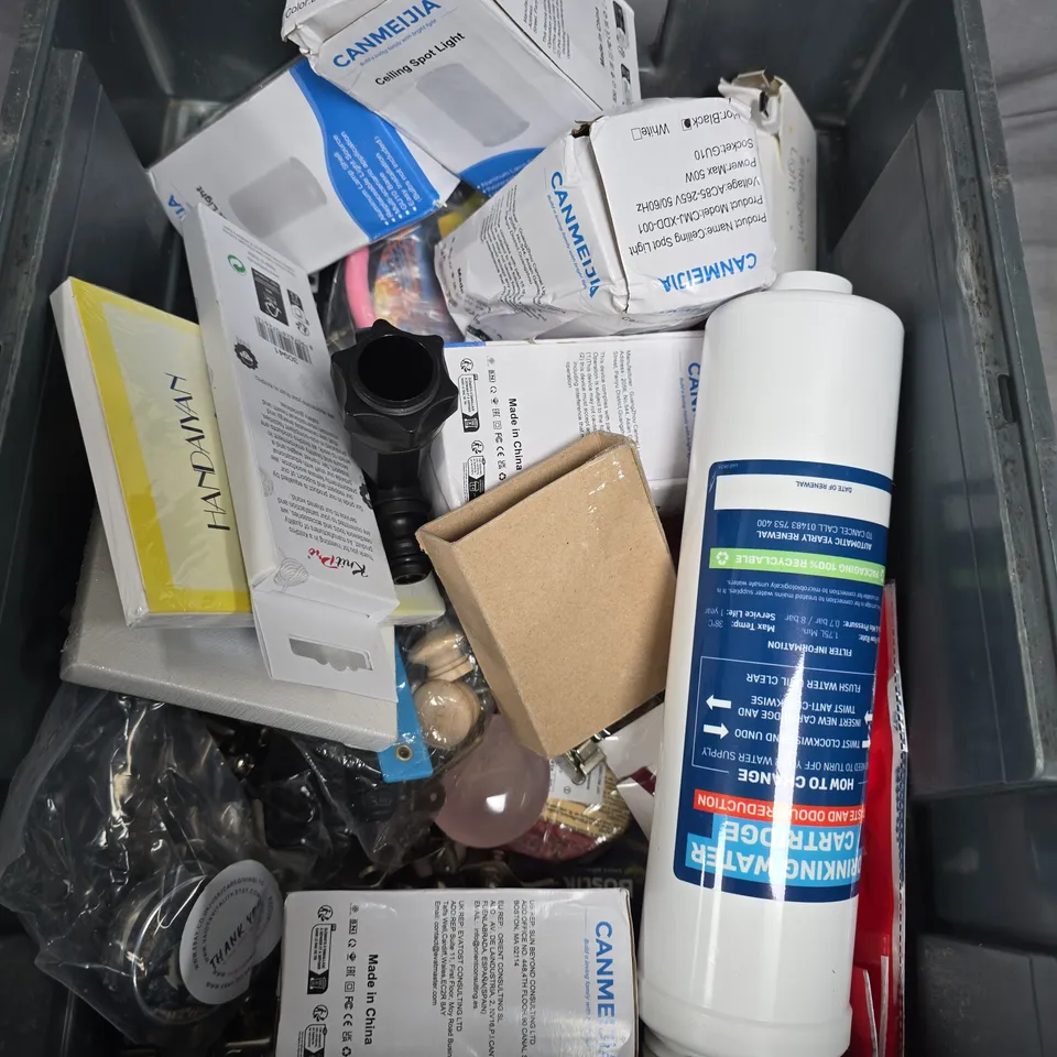 BOX OF ASSORTED ITEMS TO INCLUDE DUMB BELLS - CANMEIJIA - DOOR HINGES 