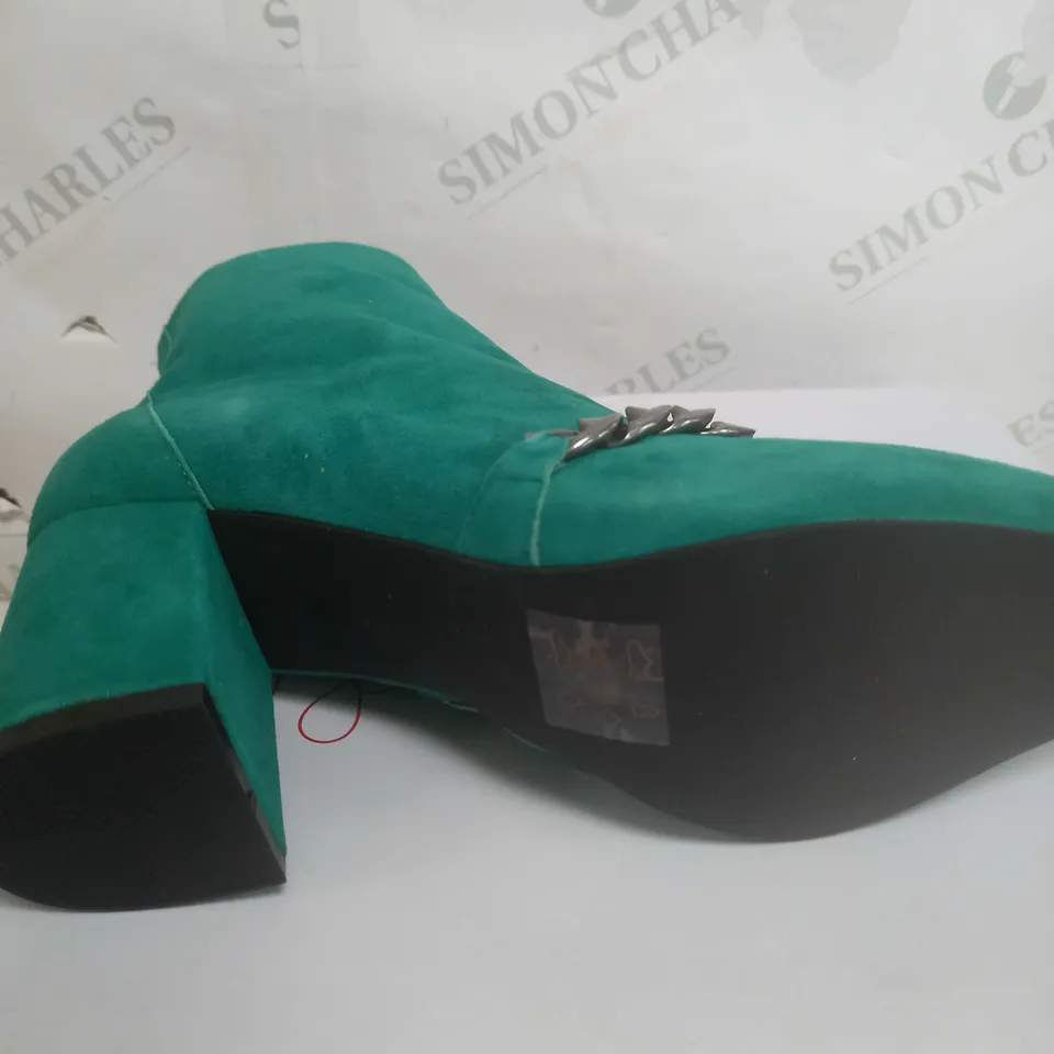 BEN DE LISI CHAIN LINK SUEDE ANKLE BOOT SIZE 7 IN GREEN