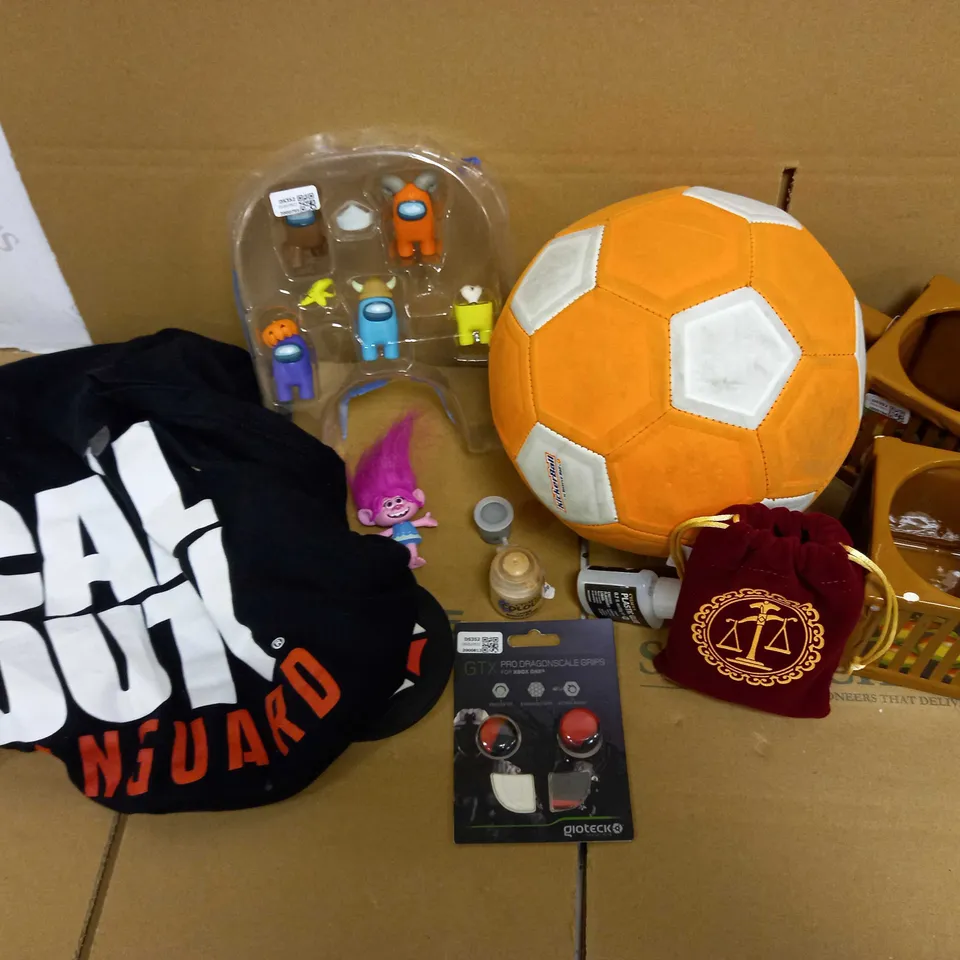 LOT OF ASSORTED TOYS INCLUDING CALL OF DUTY VANGUARD T-SHIRT, CRASH BANDICOOT MUGS, AMONG US FIGURES