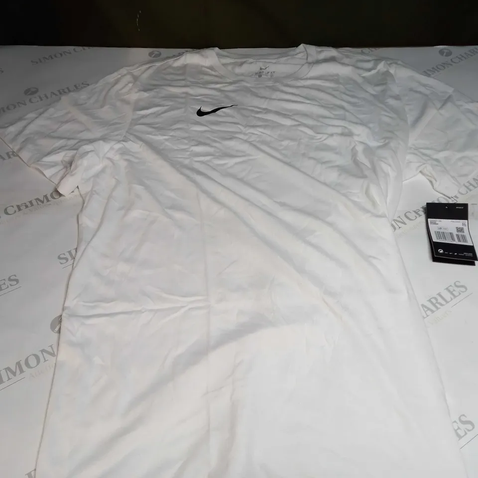 NIKE DRI-FIT SHORT SLEEVE T-SHIRT IN WHITE - XXL