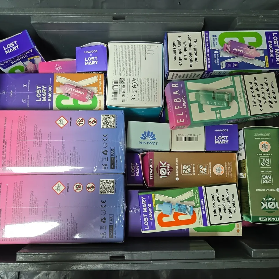 APPROXIMATELY 25 ASSORTED E-CIGARETTE & VAPING ITEMS IN VARIOUS BRANDS TO INCLUDE HAYATI PRO MAX +, ELFBAR AF5000, TITAN BIG PUFF, ETC - COLLECTION ONLY