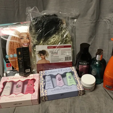 APPROXIMATELY 20 ASSORTED COSMETICS ITEMS TO INCLUDE CRABTREE & EVELYN HAND THERAPY SET, WIGS, MOLTON BROWN HAND WASH, ETC