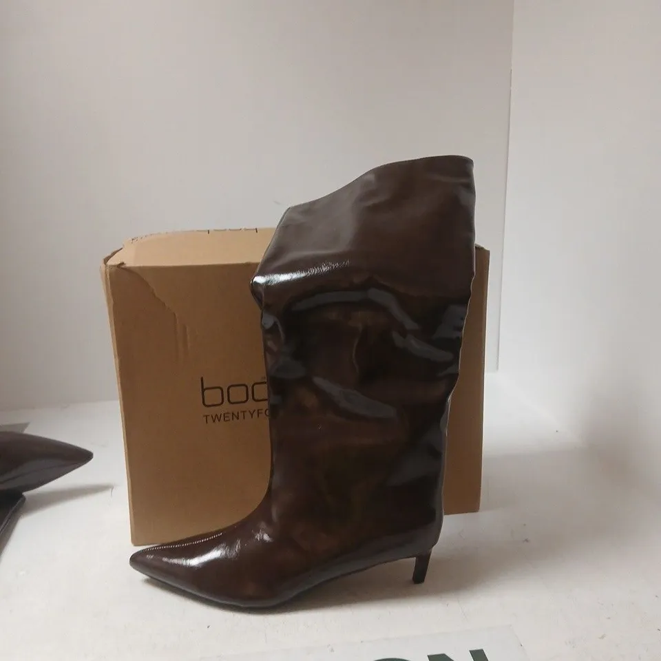 BOOHOO BROWN COLUMN DAY KITTEN HEEL BOOT – UK 5